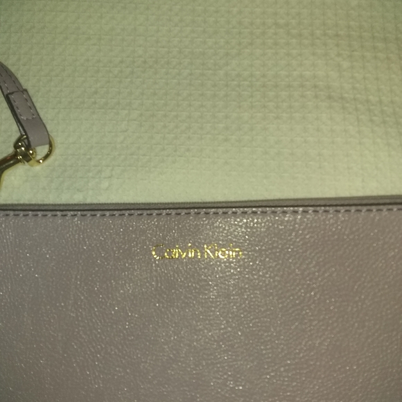 Lavender calvin klein wristlet. (New) - Picture 2 of 4